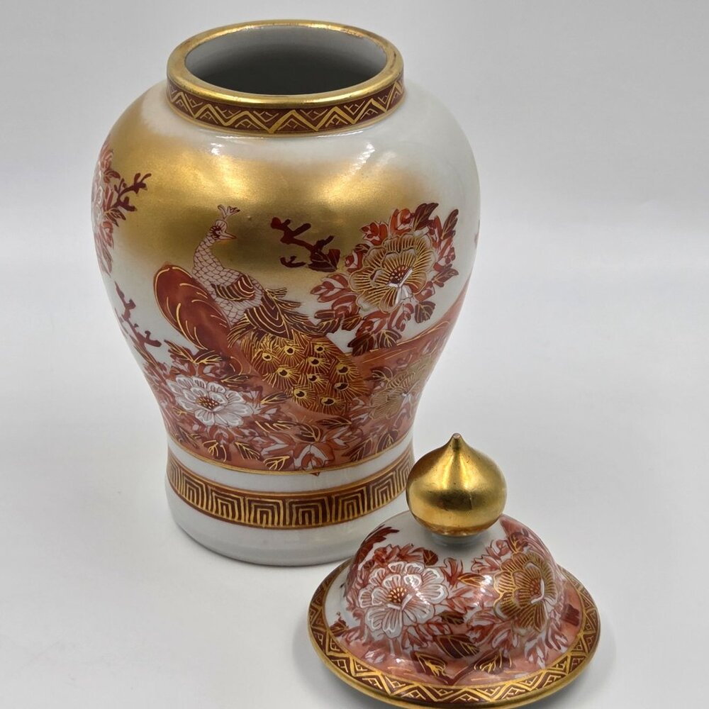 Kutani Peacock & Peony Covered Vase From the Meiji Period - Picture 9 of 13